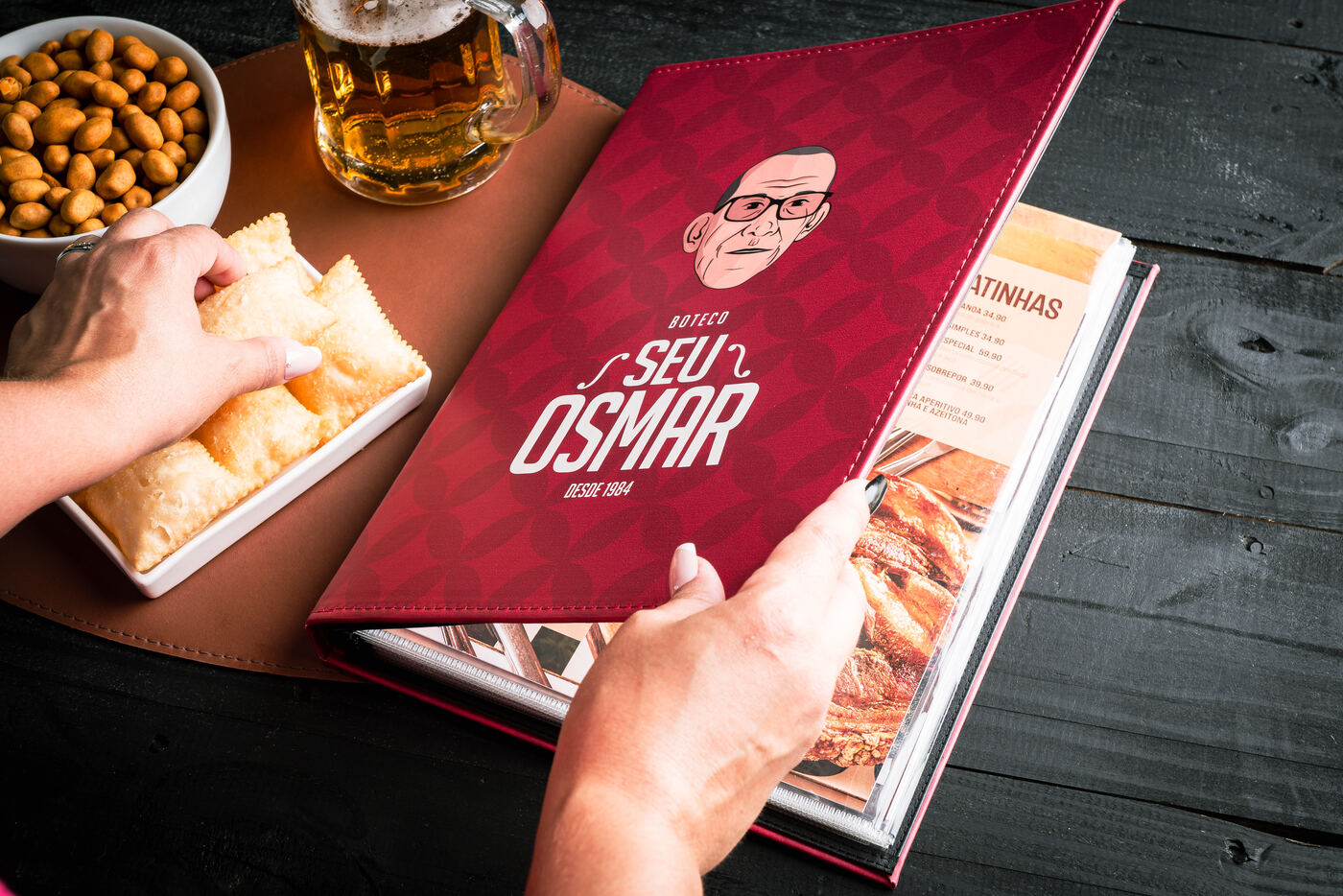 cardápio em couro impresso personalizado