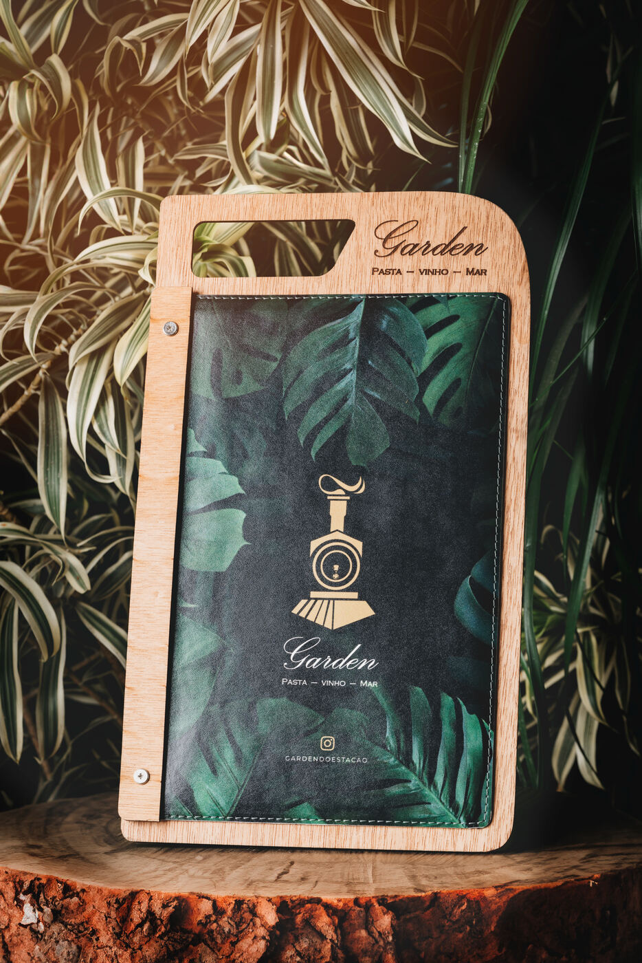 cardápio personalizado gorillaz ambientado em mesa de restaurante